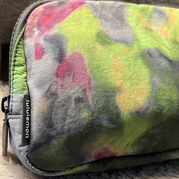 LULULEMON EVERYWHERE BELT BAG Hyper Dye Multi/Rover Unisex - Picture 6 of 8